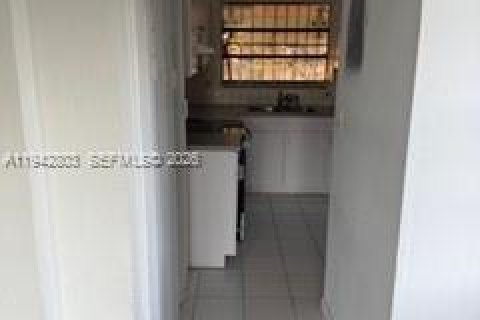 House in Miami, Florida 3 bedrooms, 127 sq.m. № 2000985 - photo 9