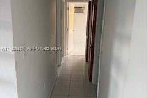House in Miami, Florida 3 bedrooms, 127 sq.m. № 2000985 - photo 13