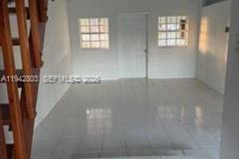 House in Miami, Florida 3 bedrooms, 127 sq.m. № 2000985 - photo 7