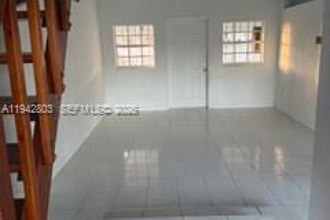 House in Miami, Florida 3 bedrooms, 127 sq.m. № 2000985 - photo 8