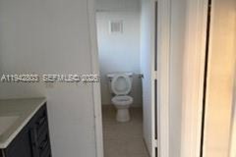 House in Miami, Florida 3 bedrooms, 127 sq.m. № 2000985 - photo 17