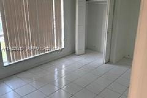 House in Miami, Florida 3 bedrooms, 127 sq.m. № 2000985 - photo 15
