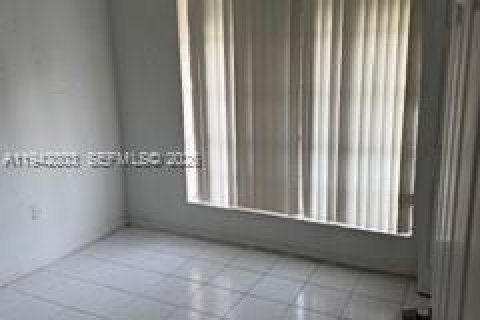 House in Miami, Florida 3 bedrooms, 127 sq.m. № 2000985 - photo 14