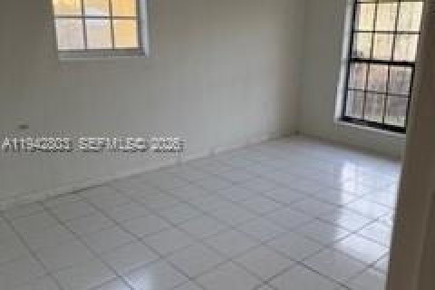 House in Miami, Florida 3 bedrooms, 127 sq.m. № 2000985 - photo 16