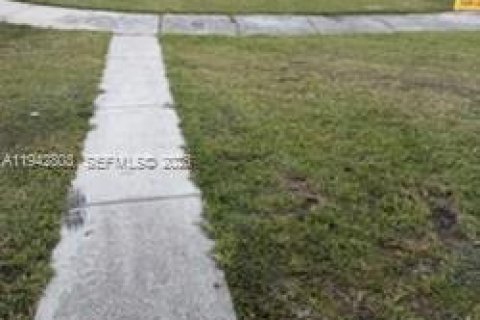 House in Miami, Florida 3 bedrooms, 127 sq.m. № 2000985 - photo 1