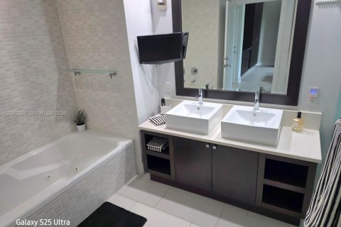 Снять в аренду кондоминиум в Дорал, Флорида 1 спальня, 99.41м2, № 2067961 - фото 12