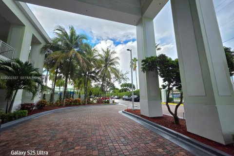 Снять в аренду кондоминиум в Дорал, Флорида 1 спальня, 99.41м2, № 2067961 - фото 10