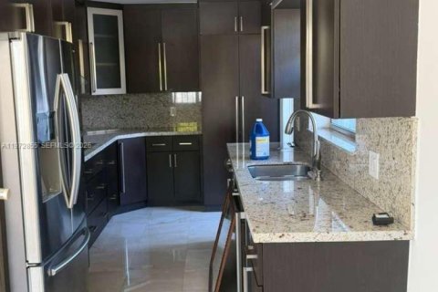 House in Miami, Florida 2 bedrooms, 278.52 sq.m. № 2040451 - photo 4