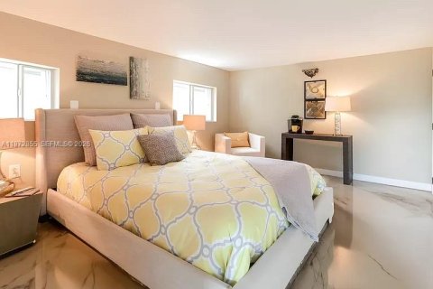 House in Miami, Florida 2 bedrooms, 278.52 sq.m. № 2040451 - photo 3