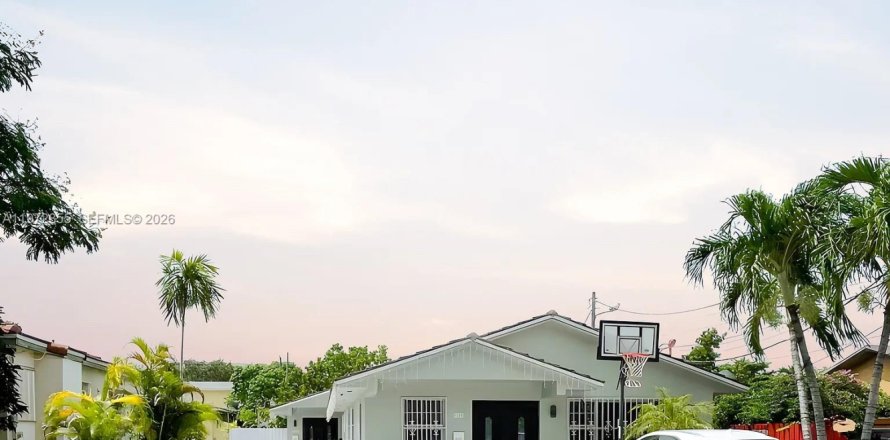 House in Miami, Florida 2 bedrooms, 278.52 sq.m. № 2040451
