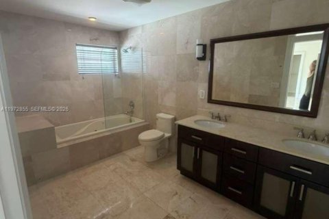 House in Miami, Florida 2 bedrooms, 278.52 sq.m. № 2040451 - photo 5
