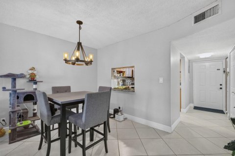 Condo in Tamarac, Florida, 2 bedrooms № 2177511 - photo 10