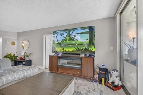 Condo in Tamarac, Florida, 2 bedrooms № 2177511 - photo 8