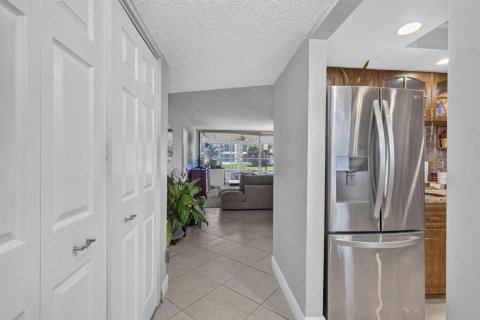 Condo in Tamarac, Florida, 2 bedrooms № 2177511 - photo 6