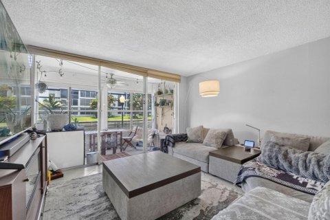 Condo in Tamarac, Florida, 2 bedrooms № 2177511 - photo 3