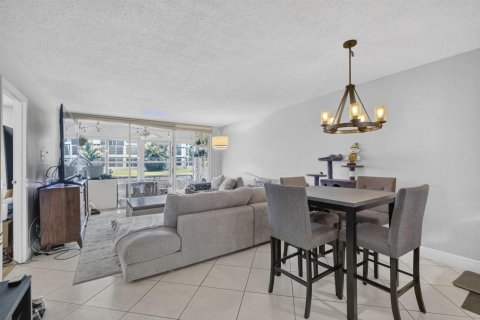 Condo in Tamarac, Florida, 2 bedrooms № 2177511 - photo 2