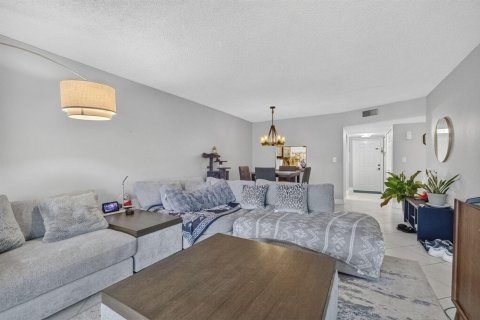 Condo in Tamarac, Florida, 2 bedrooms № 2177511 - photo 9