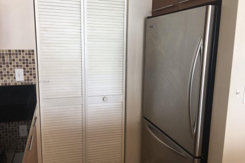 Condominio en alquiler en Miami, Florida, 1 dormitorio, 74.88 m2 № 1941809 - foto 10