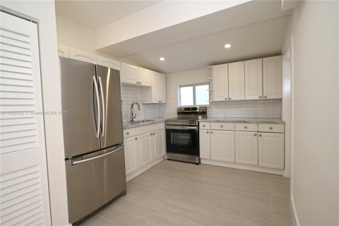 House in Miami, Florida 3 bedrooms, 129.32 sq.m. № 1792626 - photo 11