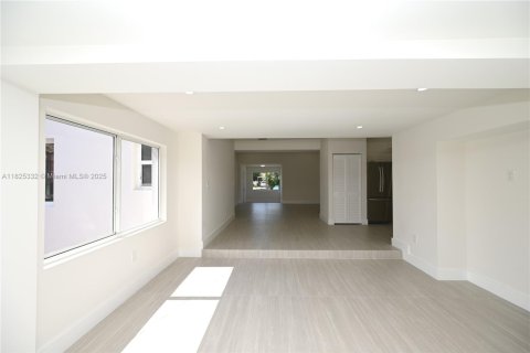 House in Miami, Florida 3 bedrooms, 129.32 sq.m. № 1792626 - photo 17