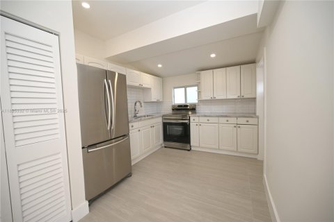 House in Miami, Florida 3 bedrooms, 129.32 sq.m. № 1792626 - photo 12