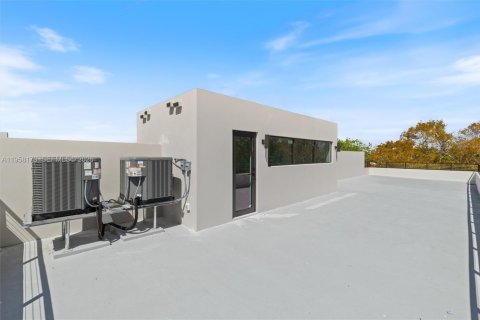 Townhouse in Miami, Florida 4 bedrooms, 243.78 sq.m. № 2045072 - photo 29