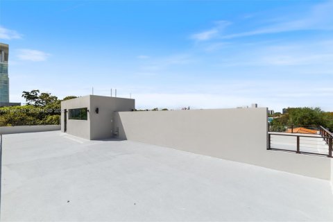 Townhouse in Miami, Florida 4 bedrooms, 243.78 sq.m. № 2045072 - photo 28