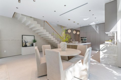 Townhouse in Miami, Florida 4 bedrooms, 243.78 sq.m. № 2045072 - photo 14