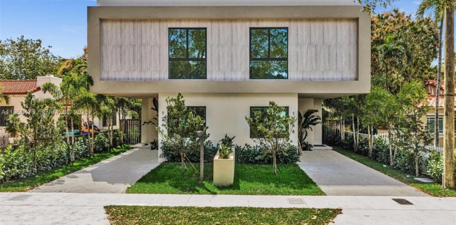Townhouse in Miami, Florida 4 bedrooms, 243.78 sq.m. № 2045072