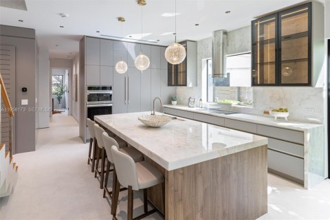 Townhouse in Miami, Florida 4 bedrooms, 243.78 sq.m. № 2045072 - photo 11