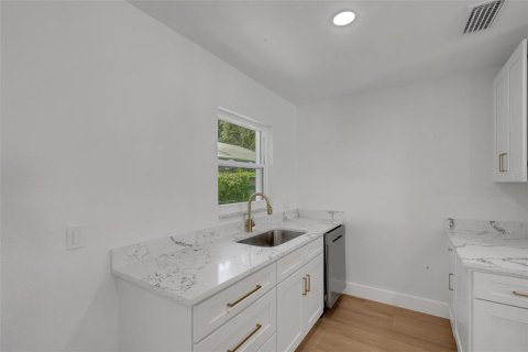 Appartement à louer à Belleair Bluffs, Floride: 2 chambres, 92.16 m2 № 2411385 - photo 15