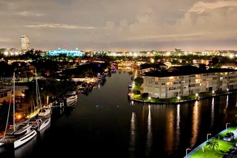 Купить кондоминиум в Халландейл-Бич, Флорида 2 спальни, 120.77м2, № 2055381 - фото 10