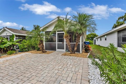 Villa ou maison à vendre à Sarasota, Floride: 2 chambres, 68.28 m2 № 2400102 - photo 5