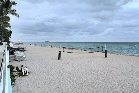 Condo in Hollywood, Florida, 2 bedrooms № 2087896 - photo 19