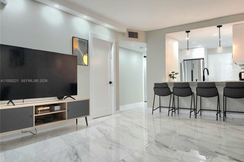 Condo in Hollywood, Florida, 2 bedrooms № 2087896 - photo 3