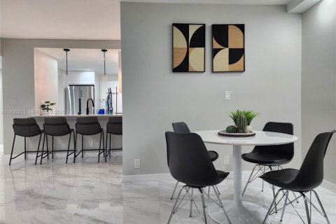 Condo in Hollywood, Florida, 2 bedrooms № 2087896 - photo 5