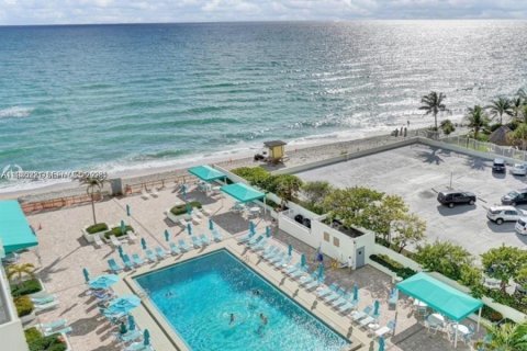 Condo in Hollywood, Florida, 2 bedrooms № 2087896 - photo 16