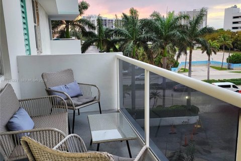 Condo in Hollywood, Florida, 2 bedrooms № 2087896 - photo 12