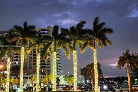 Condo in Hollywood, Florida, 2 bedrooms № 2087896 - photo 13
