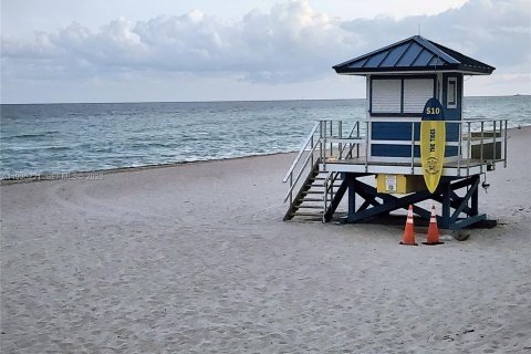 Condo in Hollywood, Florida, 2 bedrooms № 2087896 - photo 20