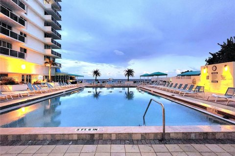 Condo in Hollywood, Florida, 2 bedrooms № 2087896 - photo 17