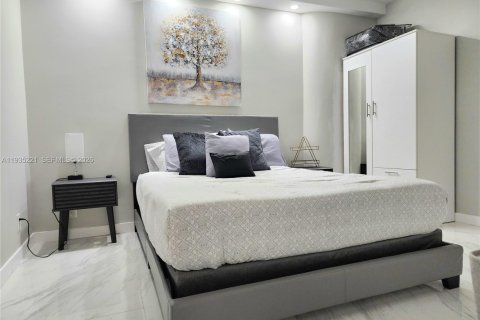 Condo in Hollywood, Florida, 2 bedrooms № 2087896 - photo 9