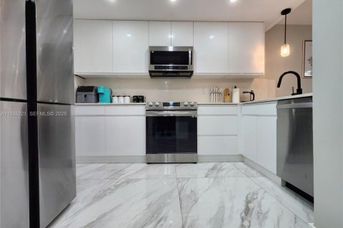 Condo in Hollywood, Florida, 2 bedrooms № 2087896 - photo 2