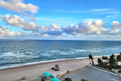 Condo in Hollywood, Florida, 2 bedrooms № 2087896 - photo 18