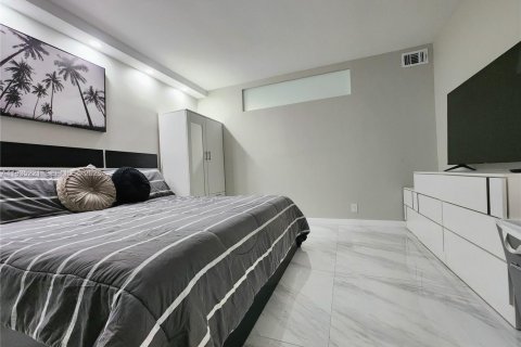 Condo in Hollywood, Florida, 2 bedrooms № 2087896 - photo 8