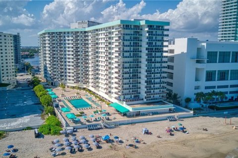 Condo in Hollywood, Florida, 2 bedrooms № 2087896 - photo 15
