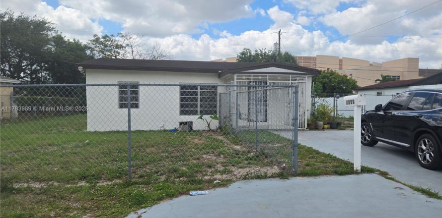 Дом в Майами-Гарденс, Флорида 3 спальни, 81.29м2 № 2018947