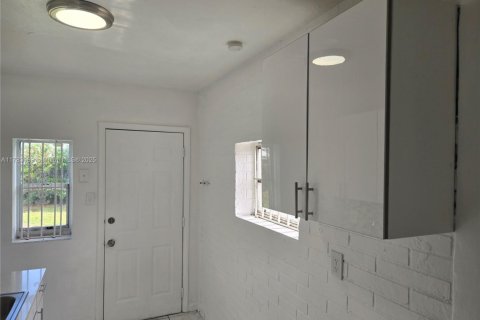 Снять в аренду виллу или дом в Майами-Гарденс, Флорида 3 спальни, 81.29м2, № 2018947 - фото 11