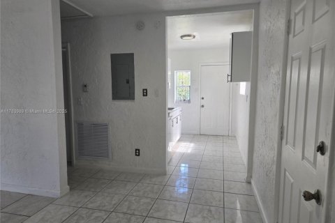 Снять в аренду виллу или дом в Майами-Гарденс, Флорида 3 спальни, 81.29м2, № 2018947 - фото 13