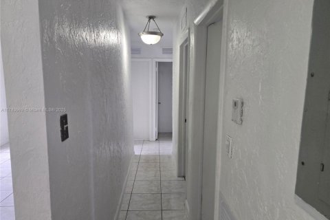 Снять в аренду виллу или дом в Майами-Гарденс, Флорида 3 спальни, 81.29м2, № 2018947 - фото 9